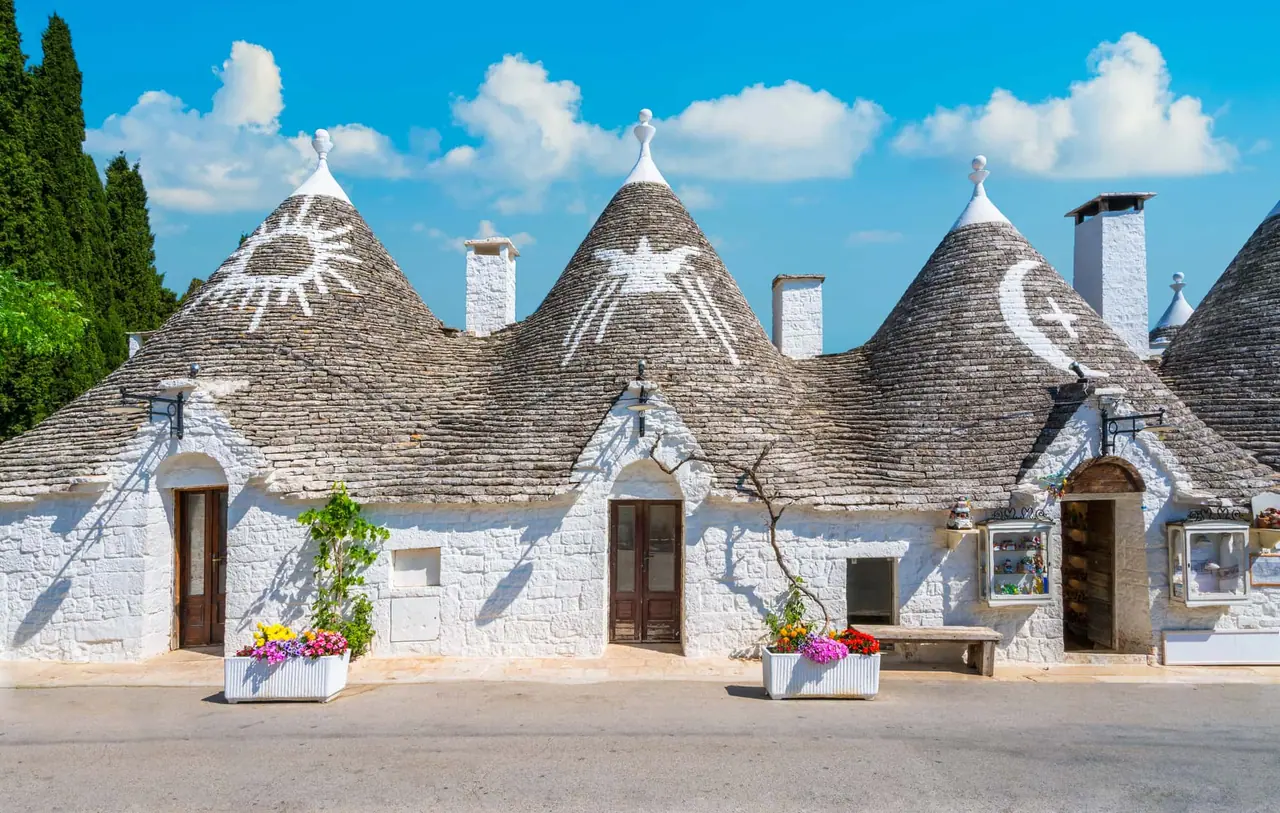 Pohled na historické trulli domečky ve městě Alberobello v Apulii (UNESCO)