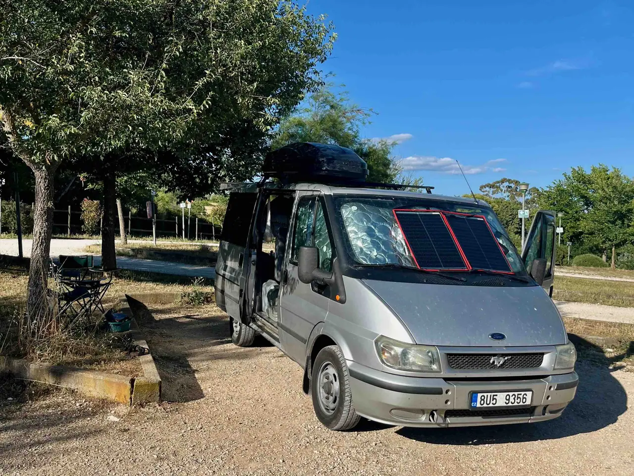 Pohodlně parkujeme v autokempu s naším Fordíkem i bez klínů pod kola.