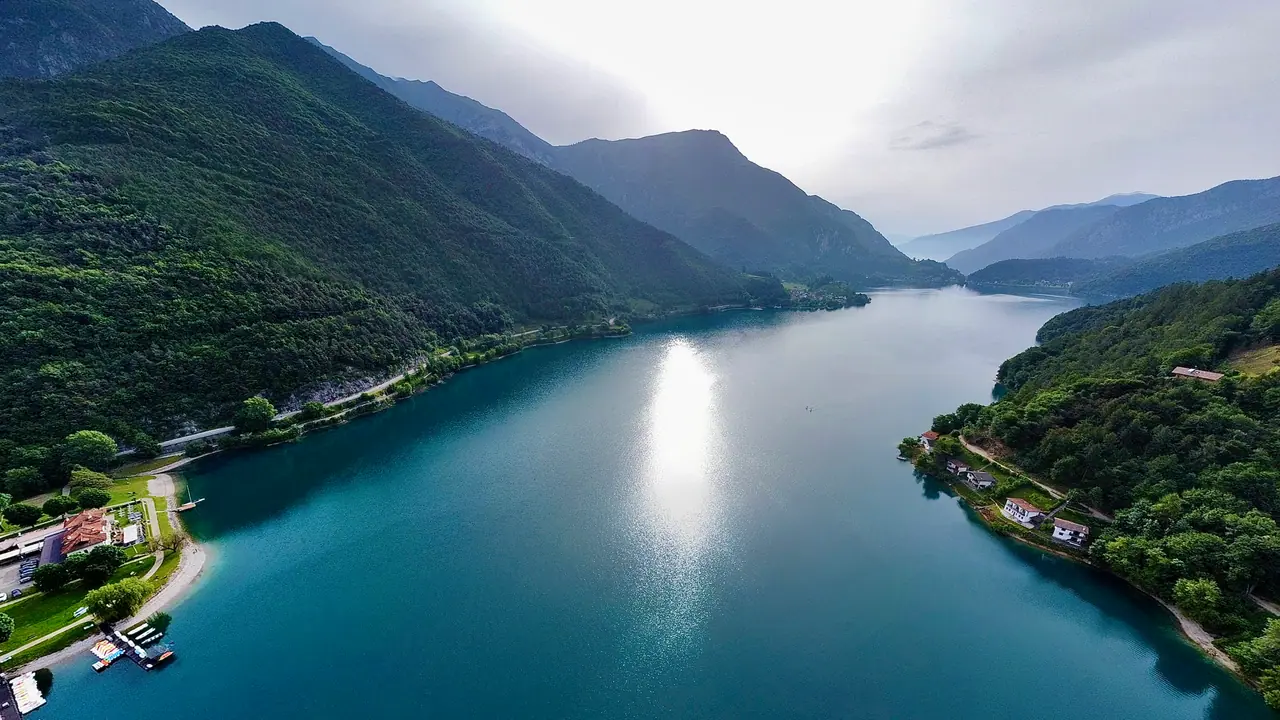 Letecký pohled na jezero Lago di Ledro mezi horami