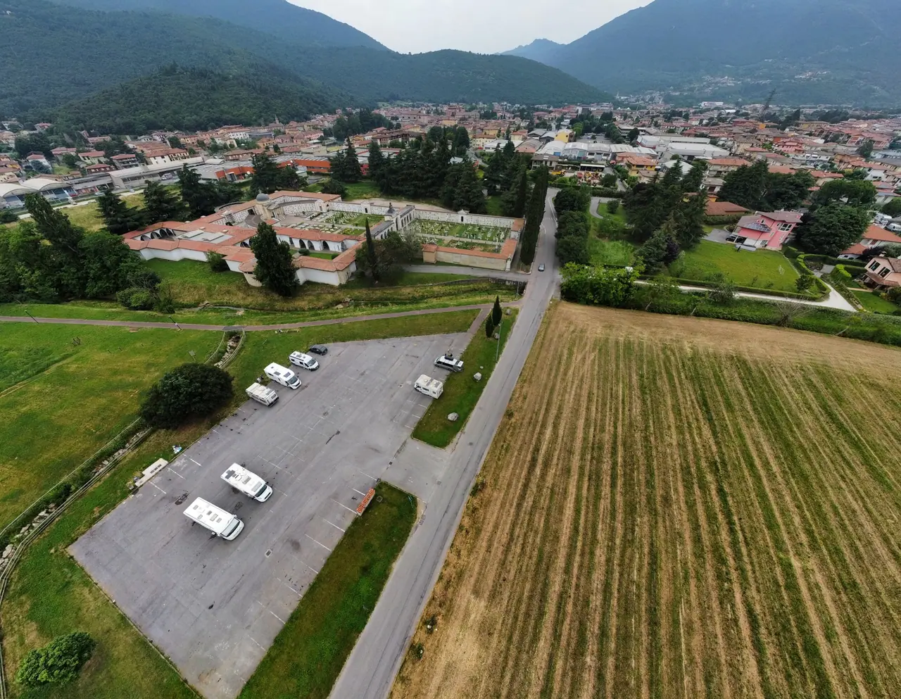 Místo pro obytňáky v Gavardu u Gardského jezera z dronu