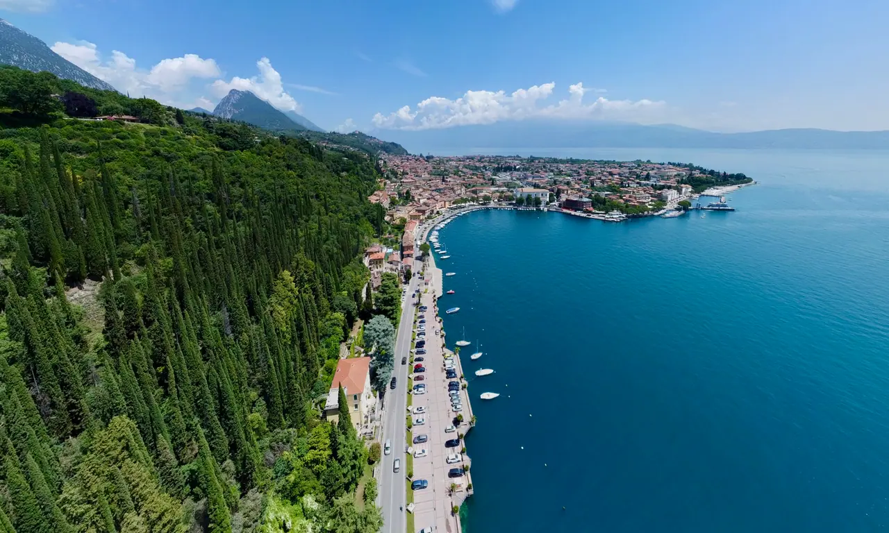 Letecký pohled na západní břeh Lago di Garda u Toscolano-Maderna