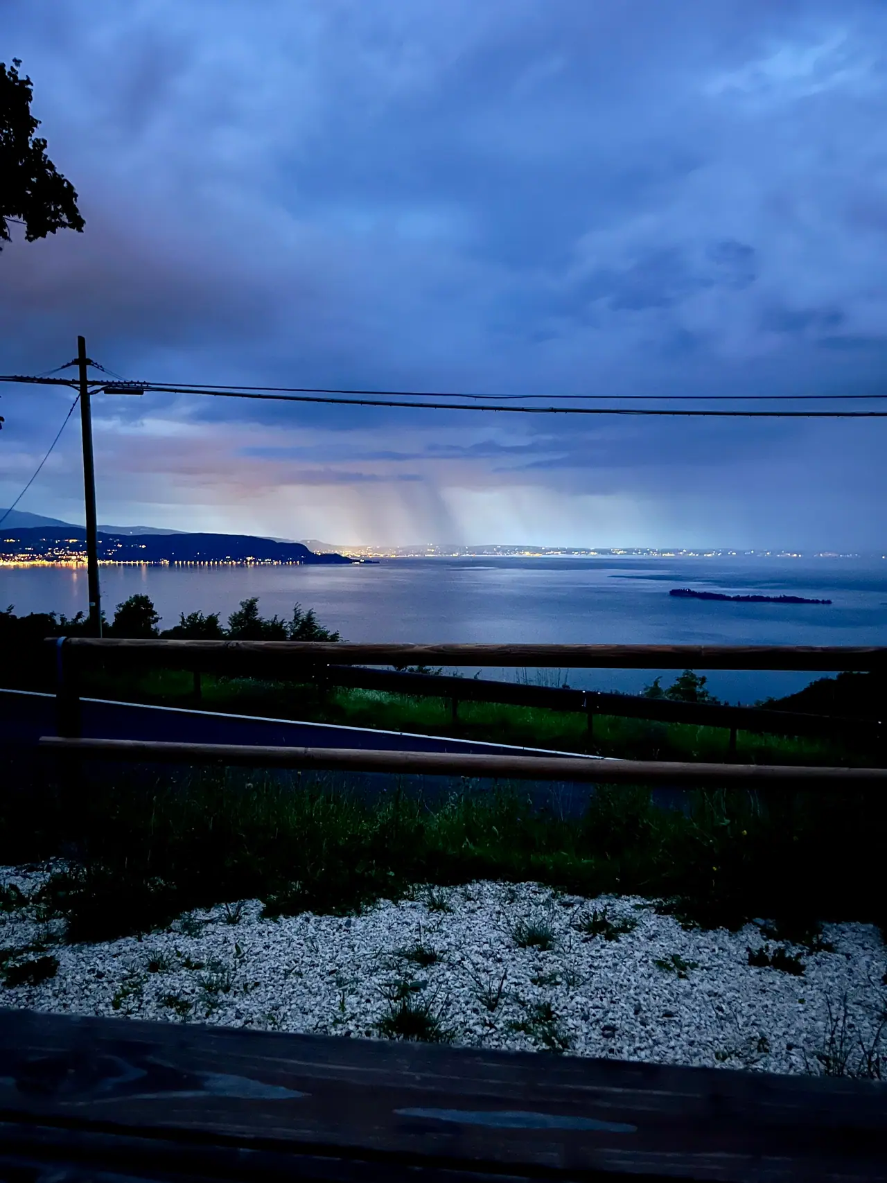 Večerní bouřka nad Lago di Garda z odpočívadla nad Gardone Riviera