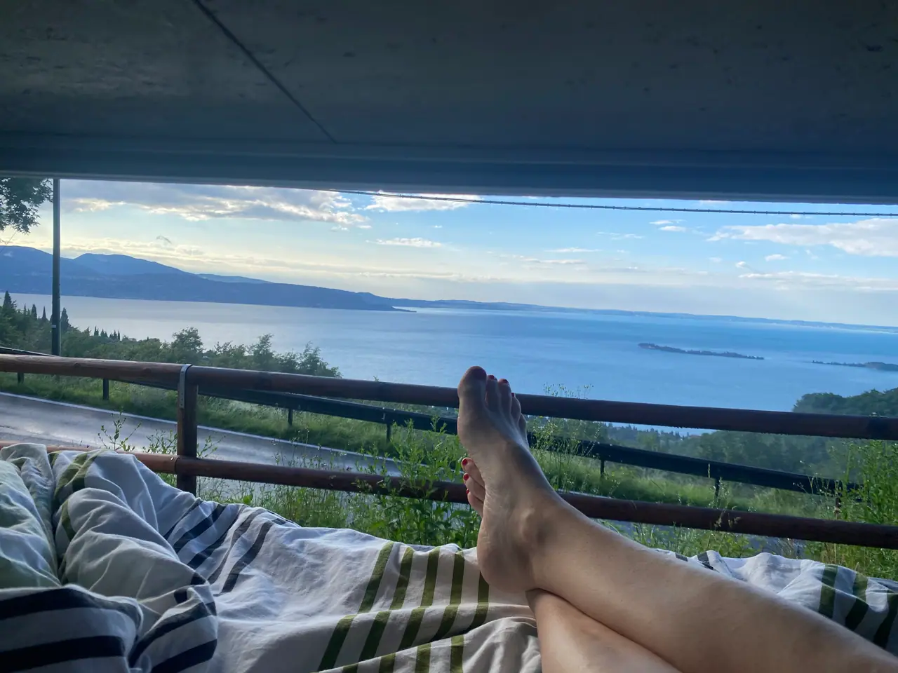 Ranní výhled z postele v dodávce na Lago di Garda