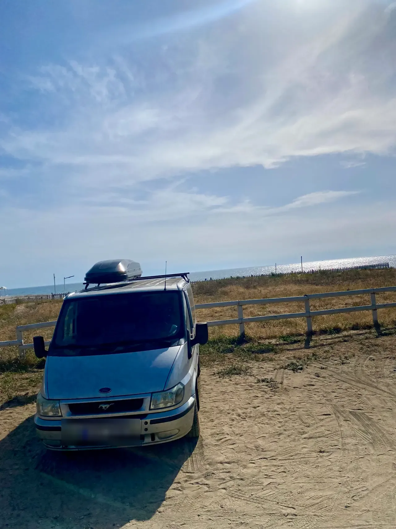 Naše dodávka zaparkovaná na písku u pláže v Paestumu