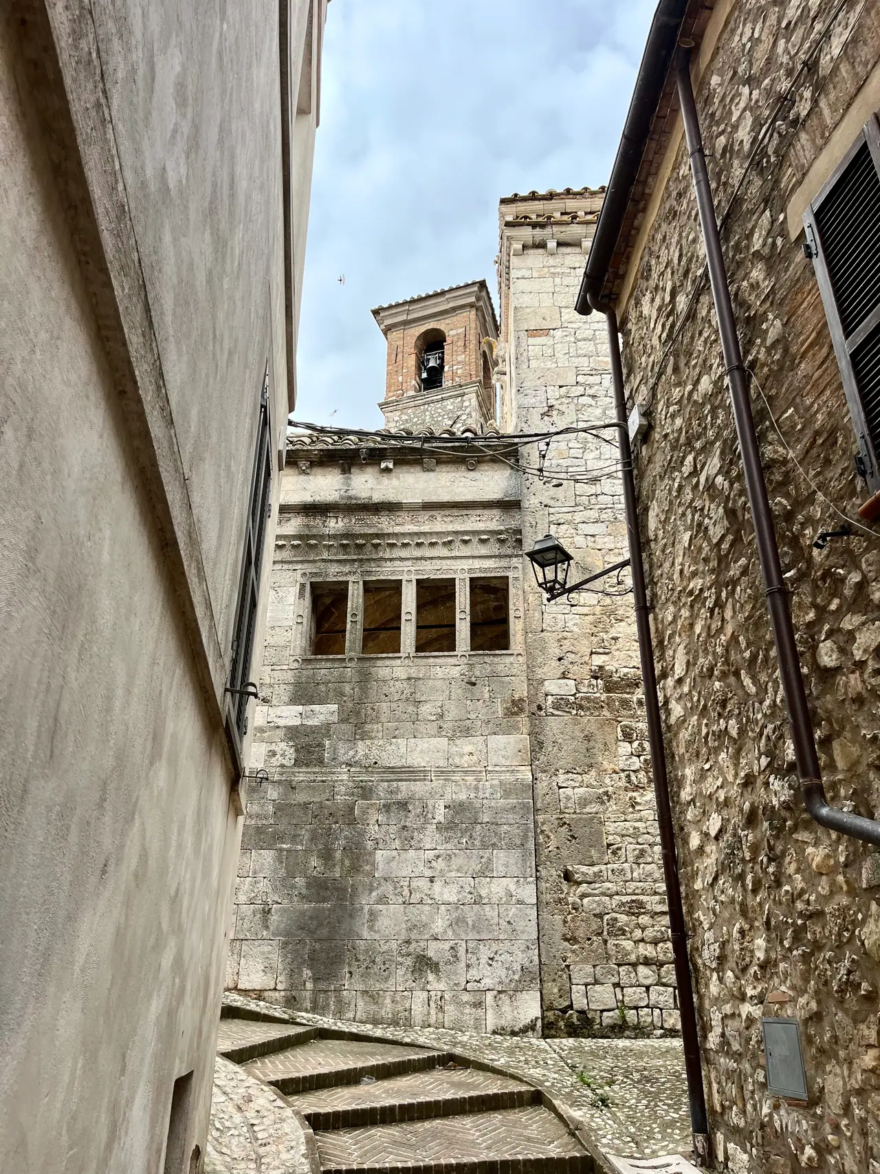 Pohled na Baziliku Santa Maria Assunta v Lugnano in Teverina – historická památka s úžasnou atmosférou.