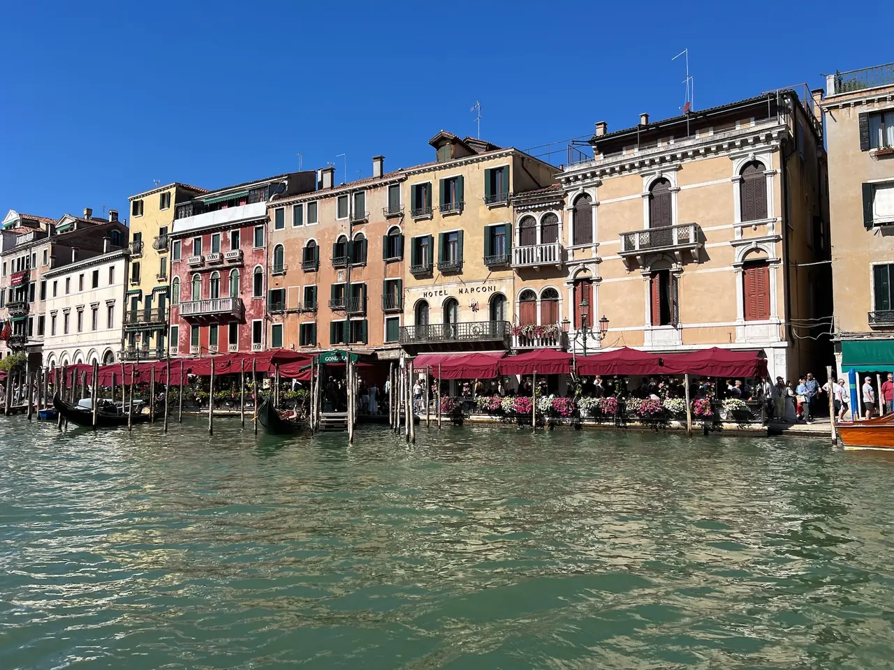 Paláce na Canal Grande z vaporetta