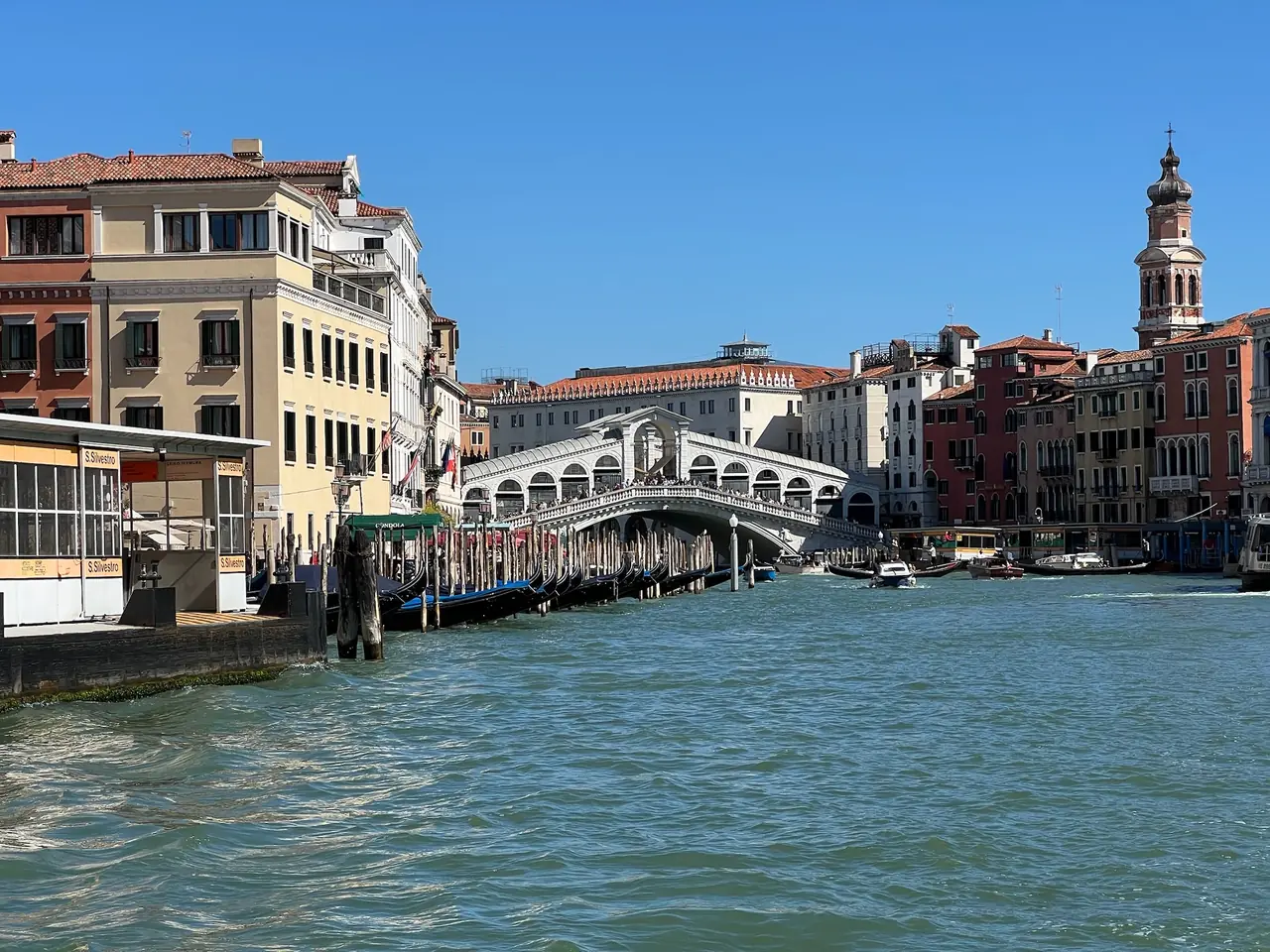 Most Rialto a paláce na Canal Grande z vaporetta za slunečného dne