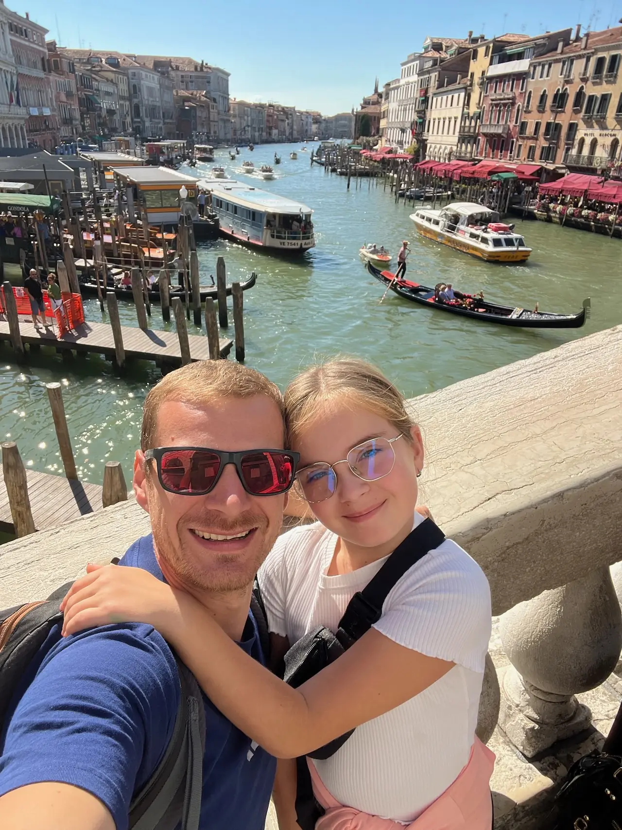 Selfie na mostě Rialto s Canal Grande za námi