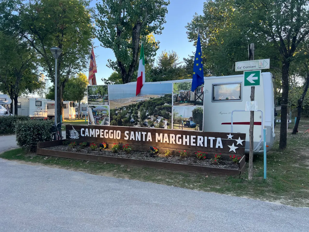Vjezd do kempu Santa Margherita v Caorle s nápisem a vlajkami