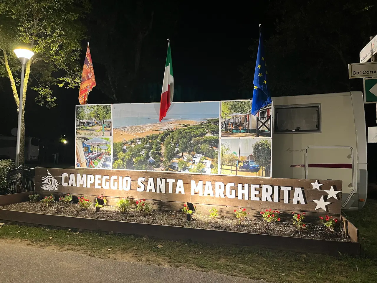 Osvětlený vjezd do kempu Santa Margherita v Caorle večer