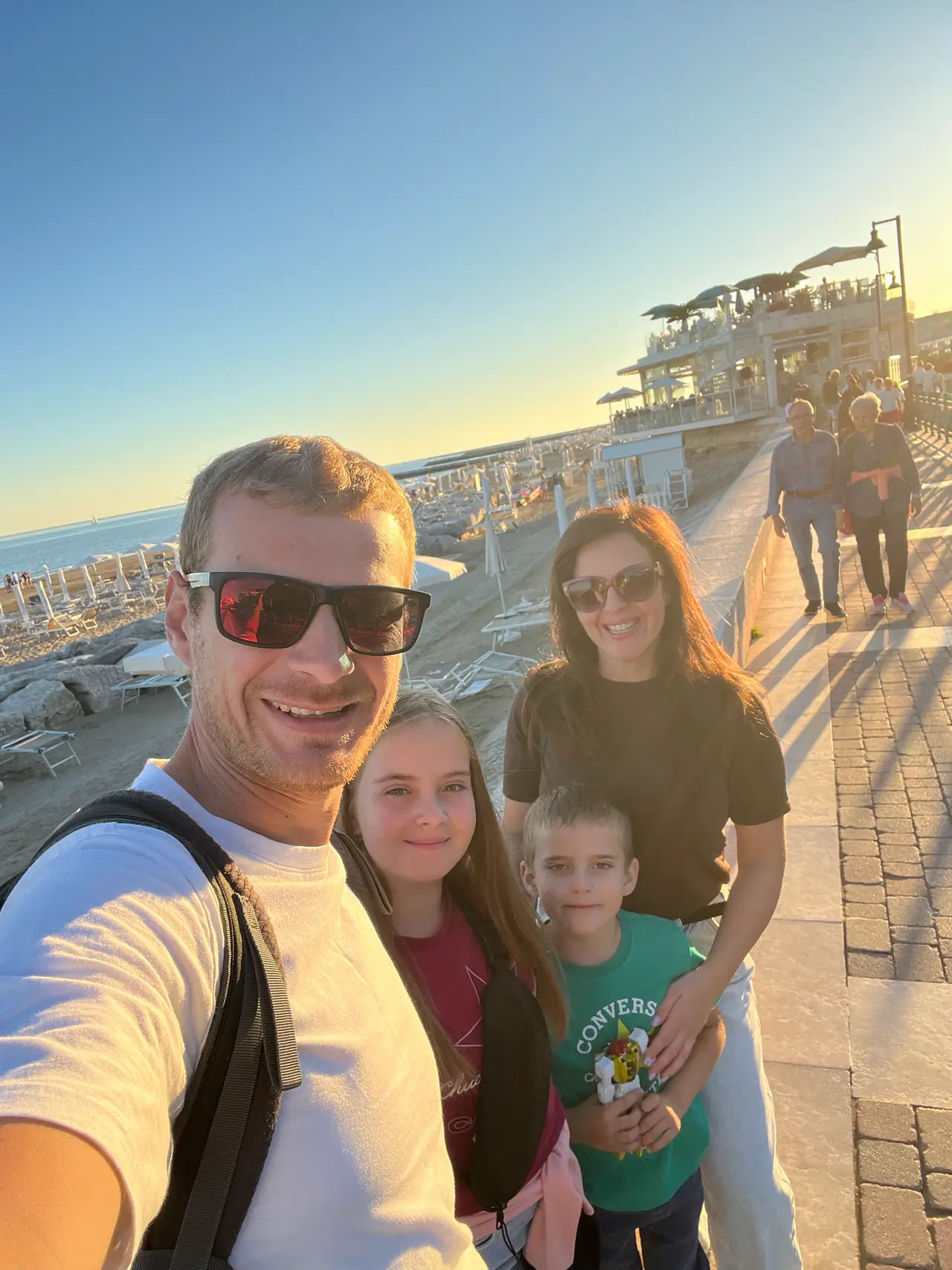 Rodinná selfie na promenádě u moře cestou z kempu do centra Caorle