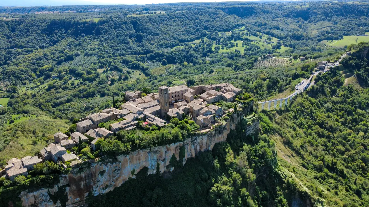 Letecký pohled na Civitu di Bagnoregio a erodované kopce Calanchi