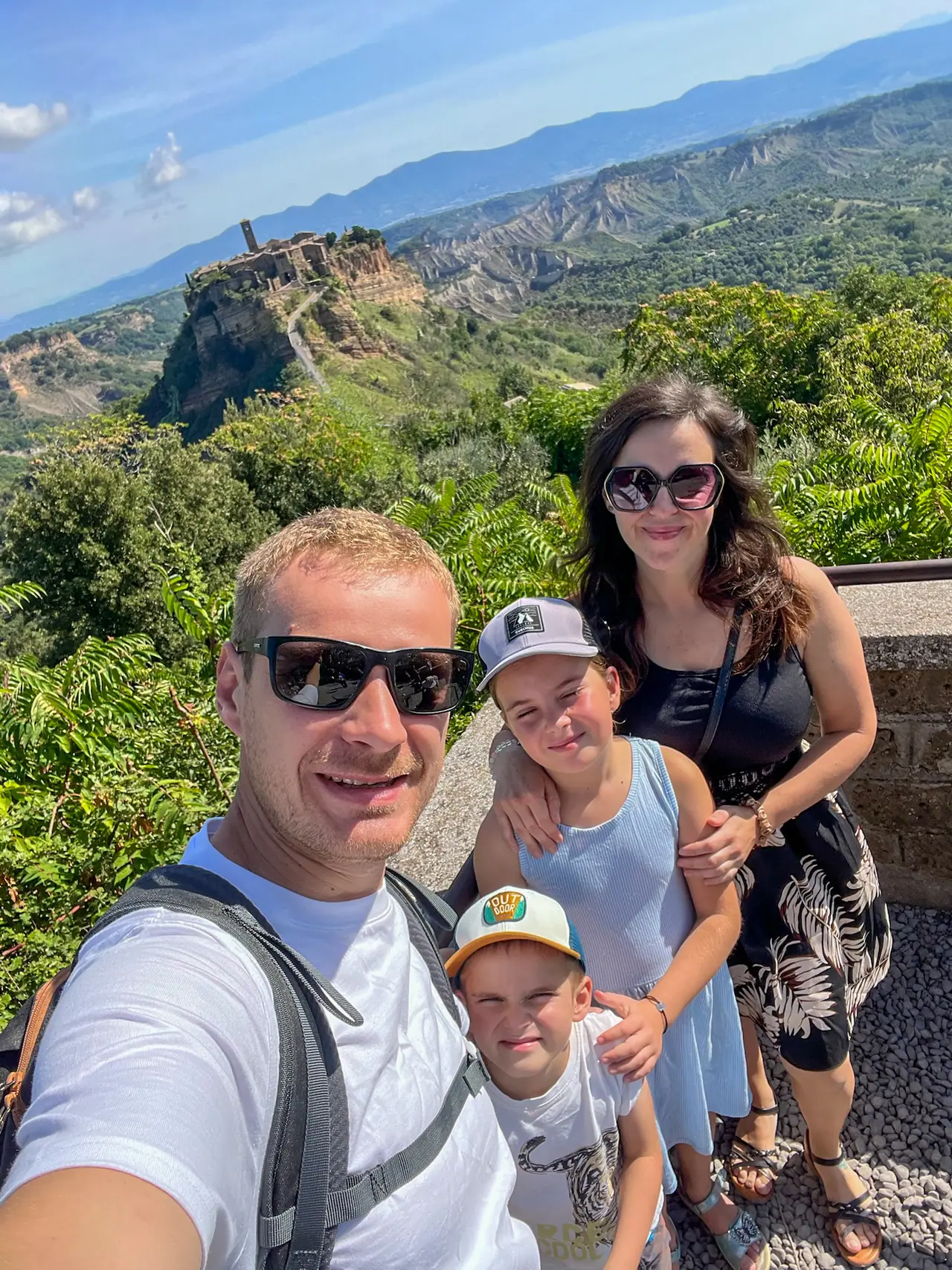 Rodinné selfie s Civitou di Bagnoregio v pozadí