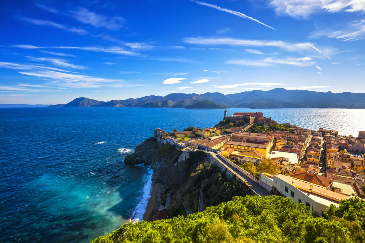 Portoferraio na ostrově Elba s pevností a majákem nad mořem