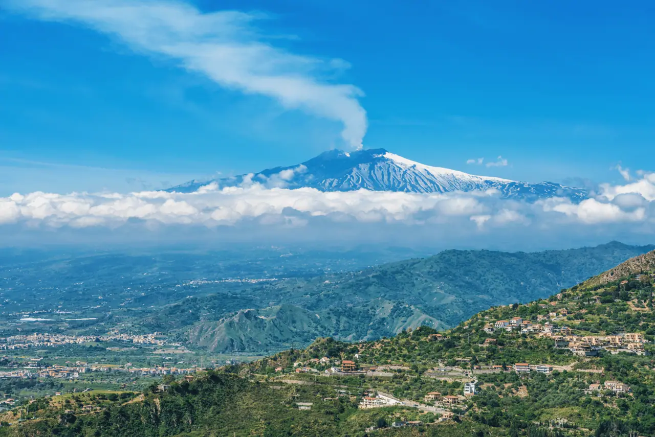 Sopka Etna vypouštějící kouř, aktivní vulkán na Sicílii v Itálii.