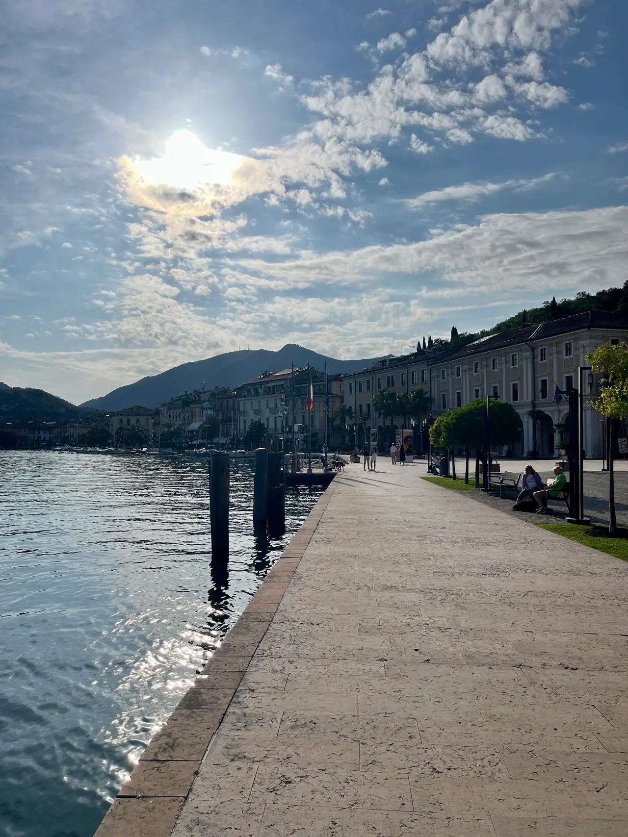 Nábřeží Lungolago v Salò nad hladinou Lago di Garda