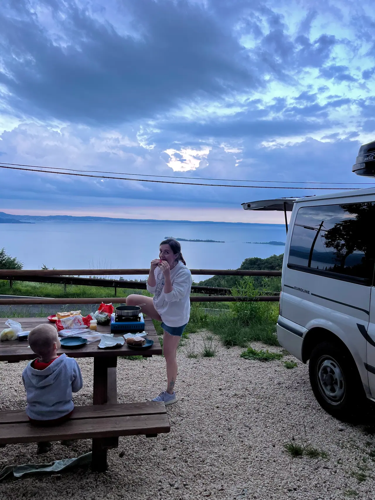 Večeře u naší dodávky s výhledem na Gardské jezero