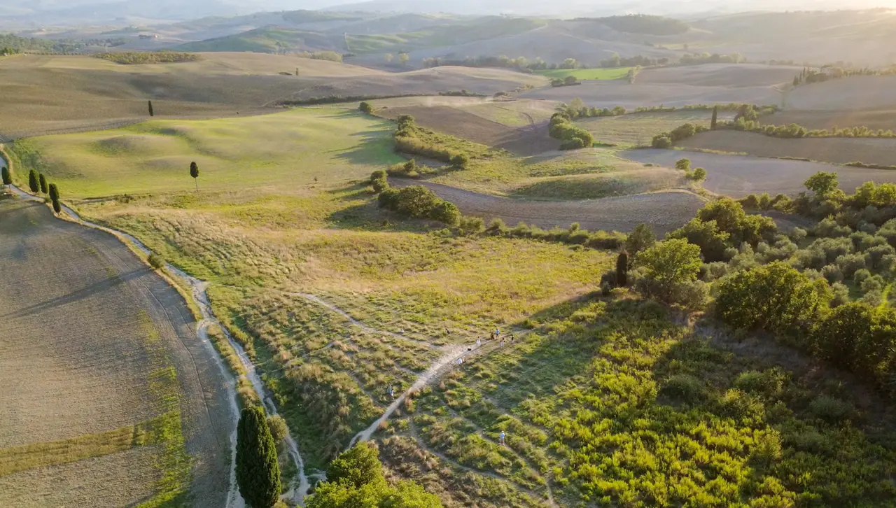 Letecký pohled na přesné místo z filmu Gladiátor u Terrapille s prašnou cestou a cypřiši ve Val d’Orcia.