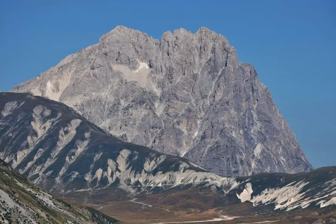 Corno Grande, nejvyšší vrchol pohoří Gran Sasso v Itálii, s majestátní horskou krajinou.