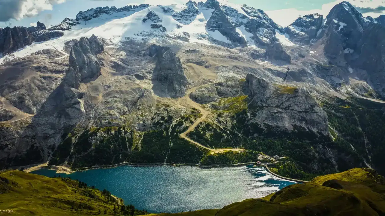 Marmolada (3 343 m), nejvyšší hora Dolomit, s přehradou Fedaia pod svým masivem.