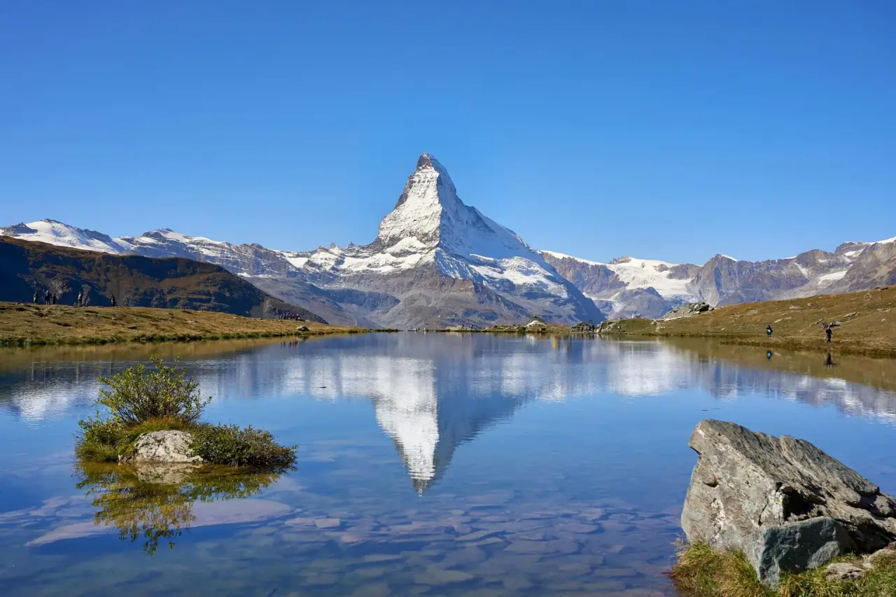 Matterhorn (4 478 m), ikonická hora na hranici Švýcarska a Itálie s charakteristickým pyramidovým tvarem.