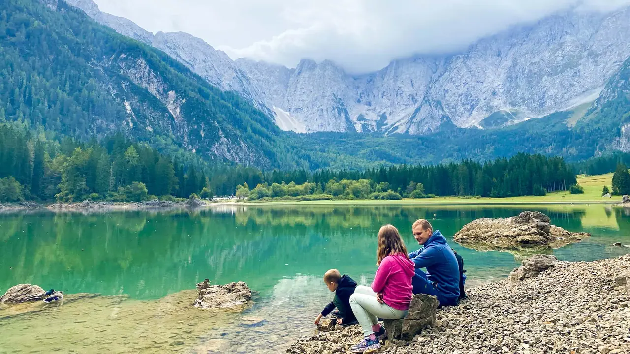 Naše rodina u tyrkysového jezera Fusine pod Julskými Alpami