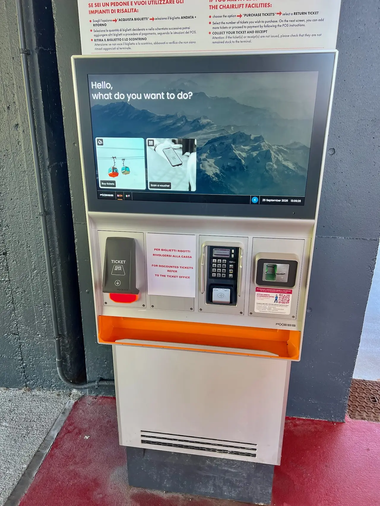 Automat na jízdenky v dolní stanici lanovky Monte Lussari v Camporossu
