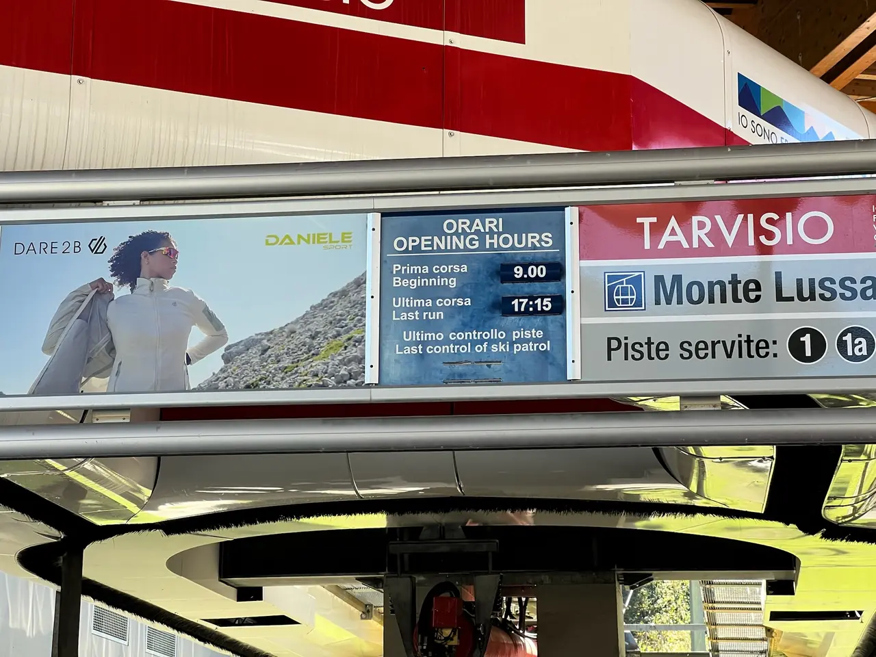 Tabule provozní doby lanovky Monte Lussari: první jízda 9.00, poslední jízda 17:15