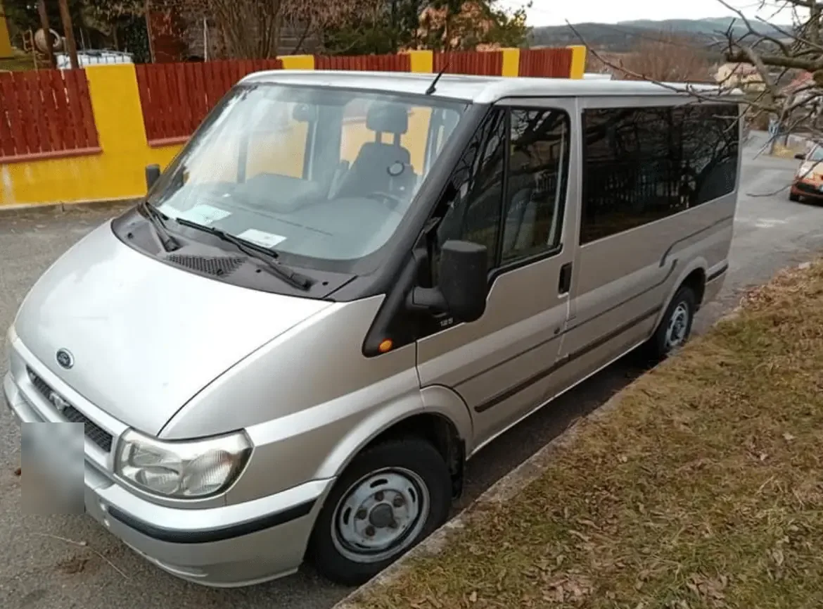 Stříbrný Ford Transit Euroline zaparkovaný u silnice, pohled zepředu