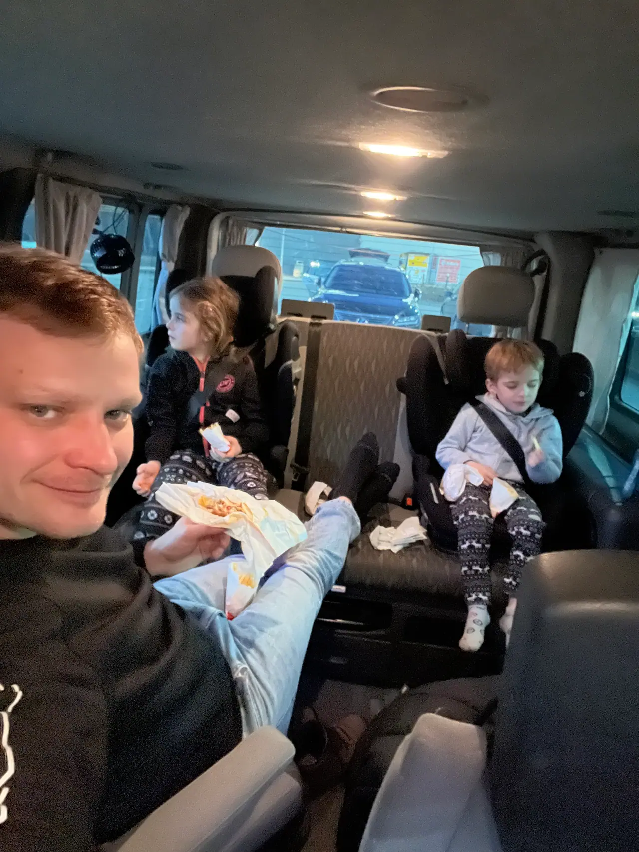 Martin s dětmi při svačině uvnitř dodávky