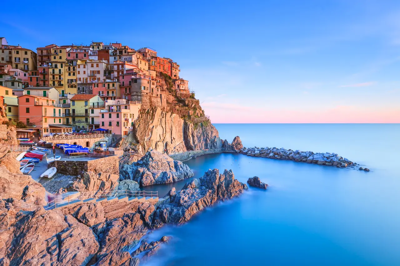 Barevné domy Manaroly na útesu nad mořem, Cinque Terre v Ligurii