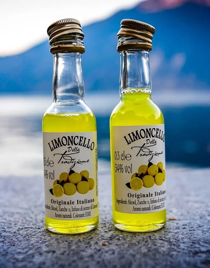Láhev limoncella, tradiční italský citronový likér.