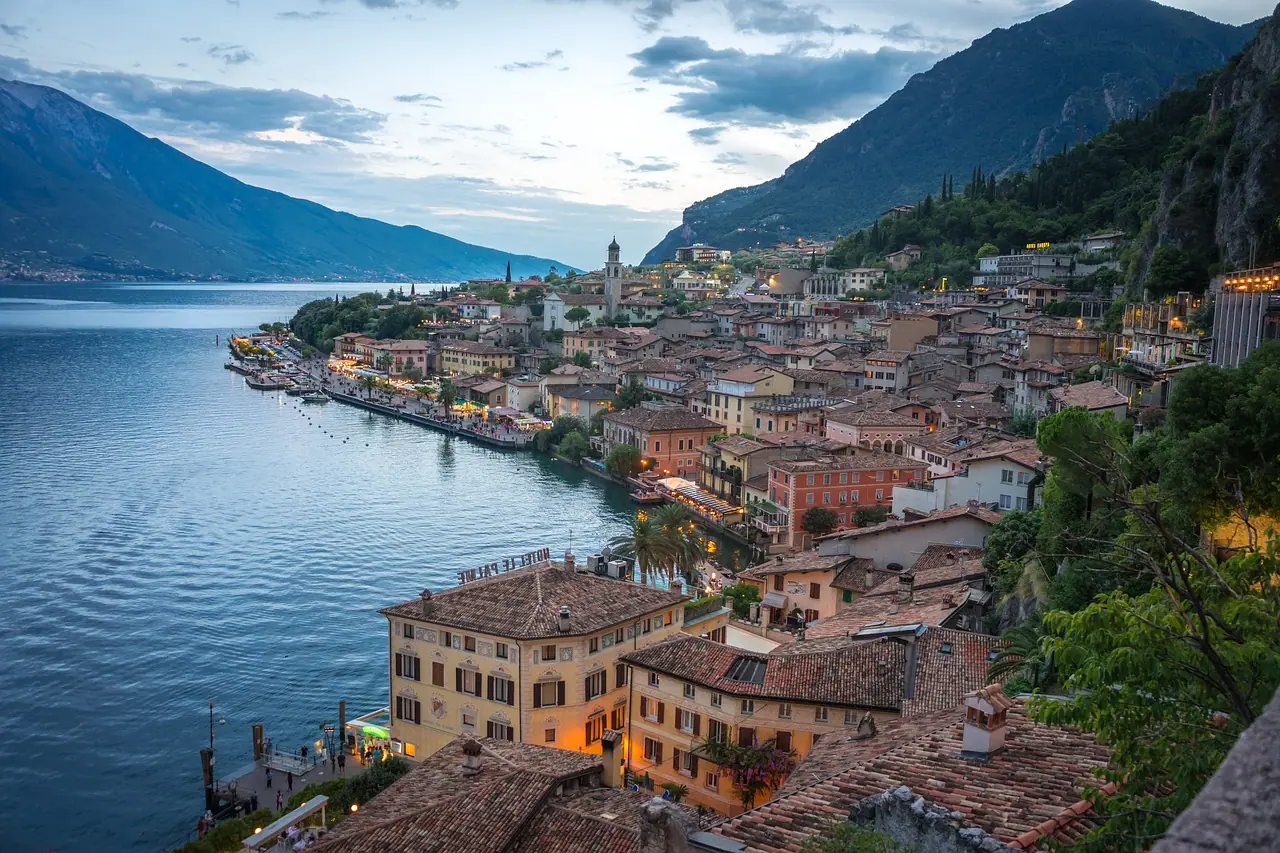 Panoramatický pohled na Limone sul Garda z výšky, s výhledem na jezero Garda a okolní hory.