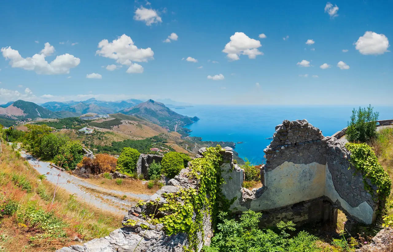 Výhled z Monte San Biagio na pobřeží Maratey, v popředí ruiny staré Maratey