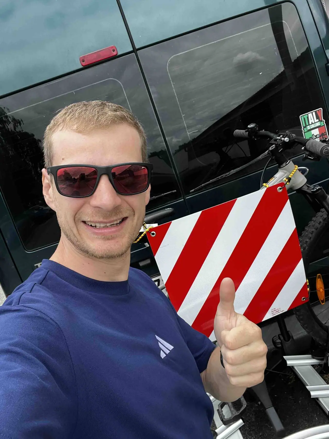 Martin Navrátil se značkou BICMA na nosiči kol před Transitem — otestováno na cestě do Itálie