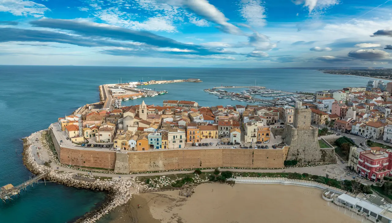 Staré město Termoli na výběžku nad mořem v Molise z dronu