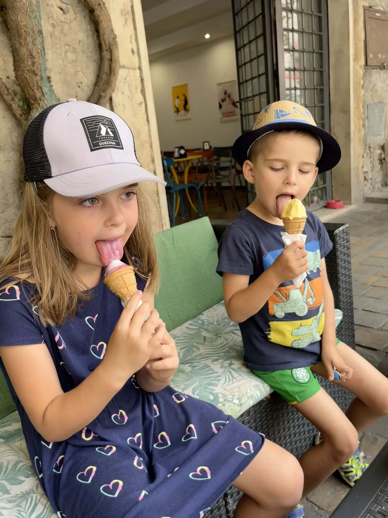 Nikolka a Filípek si užívají snídani se zmrzlinou na stejném místě, kde jsme si vychutnali cappuccino s cornetti v Lugnano in Teverina.