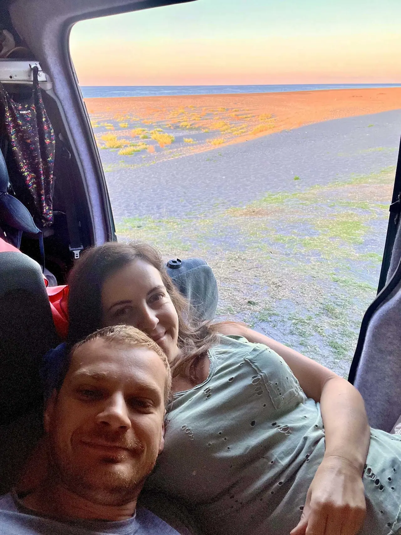 Selfie z dodávky na parkovišti u pláže za Falerna Scalo, venku oranžová obloha nad mořem