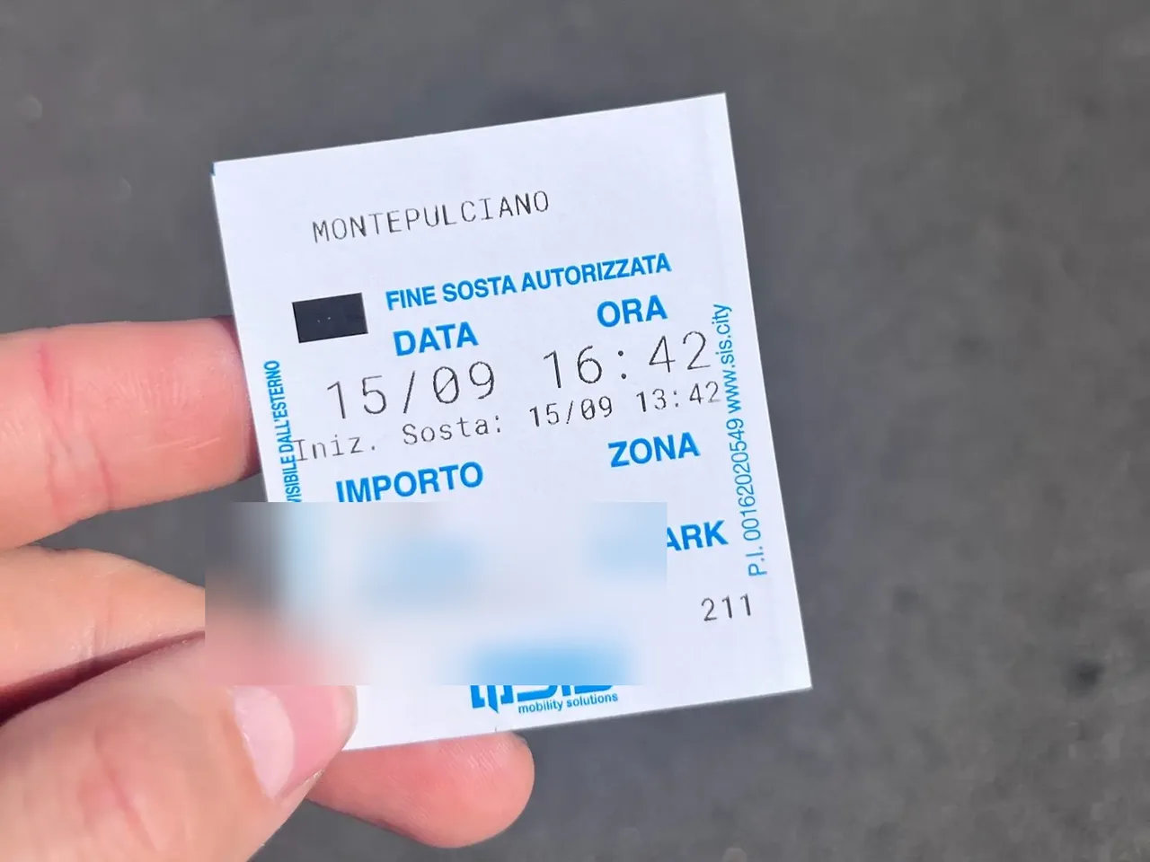 Držím v ruce parkovací listek z automatu