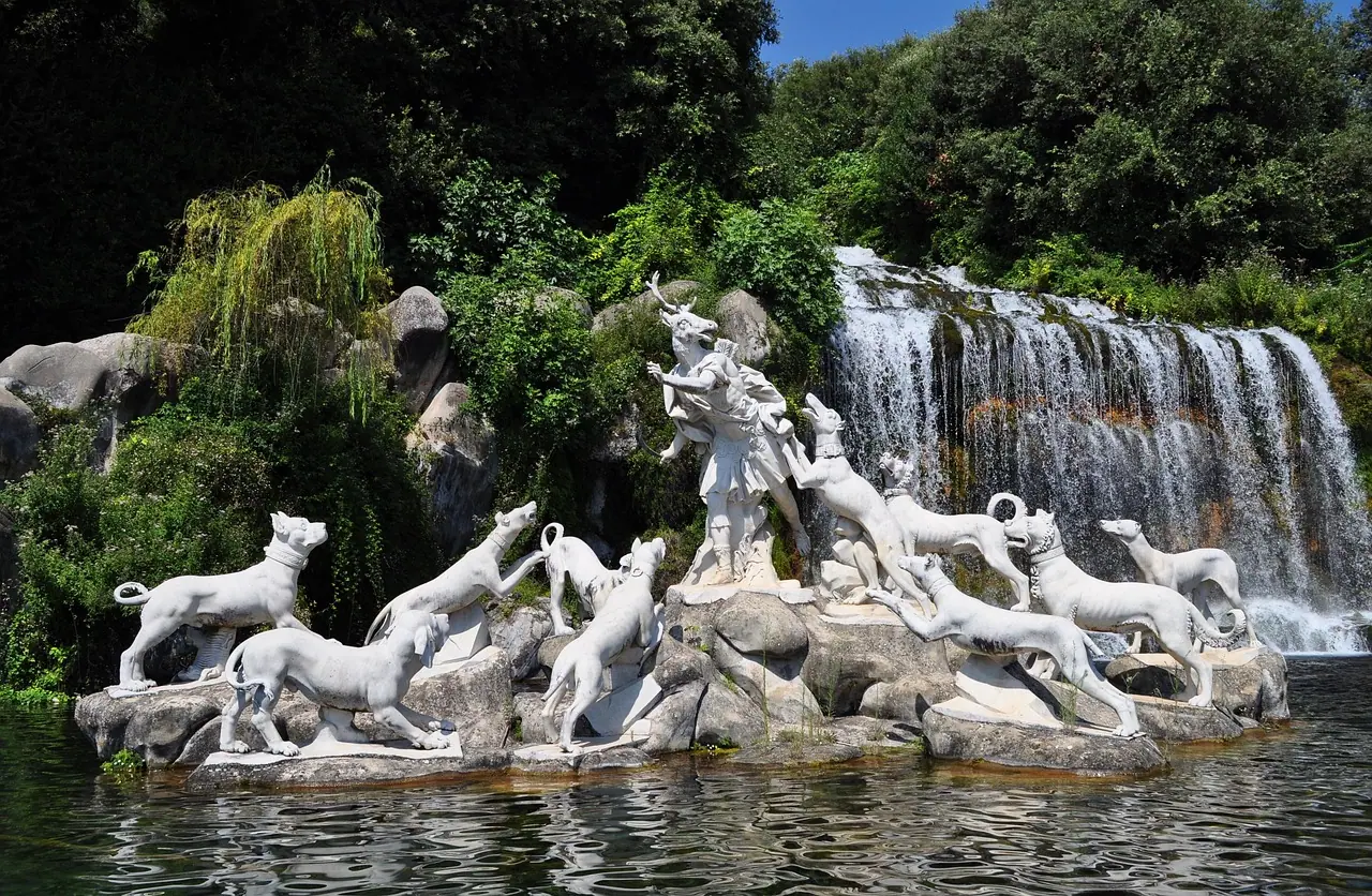 Fontána Diana a Actaeon - Nejvyšší a nejmonumentálnější část zahrady Reggia di Caserta, kde voda majestátně padá z umělého vodopádu. Fontána znázorňuje mytologický příběh lovkyně Diany a nešťastného Actaeona, kterého božská hněvivost proměnila v jelena. Toto velkolepé umělecké dílo vytváří úchvatnou scenérii, která dokonale spojuje přírodu a barokní architekturu
