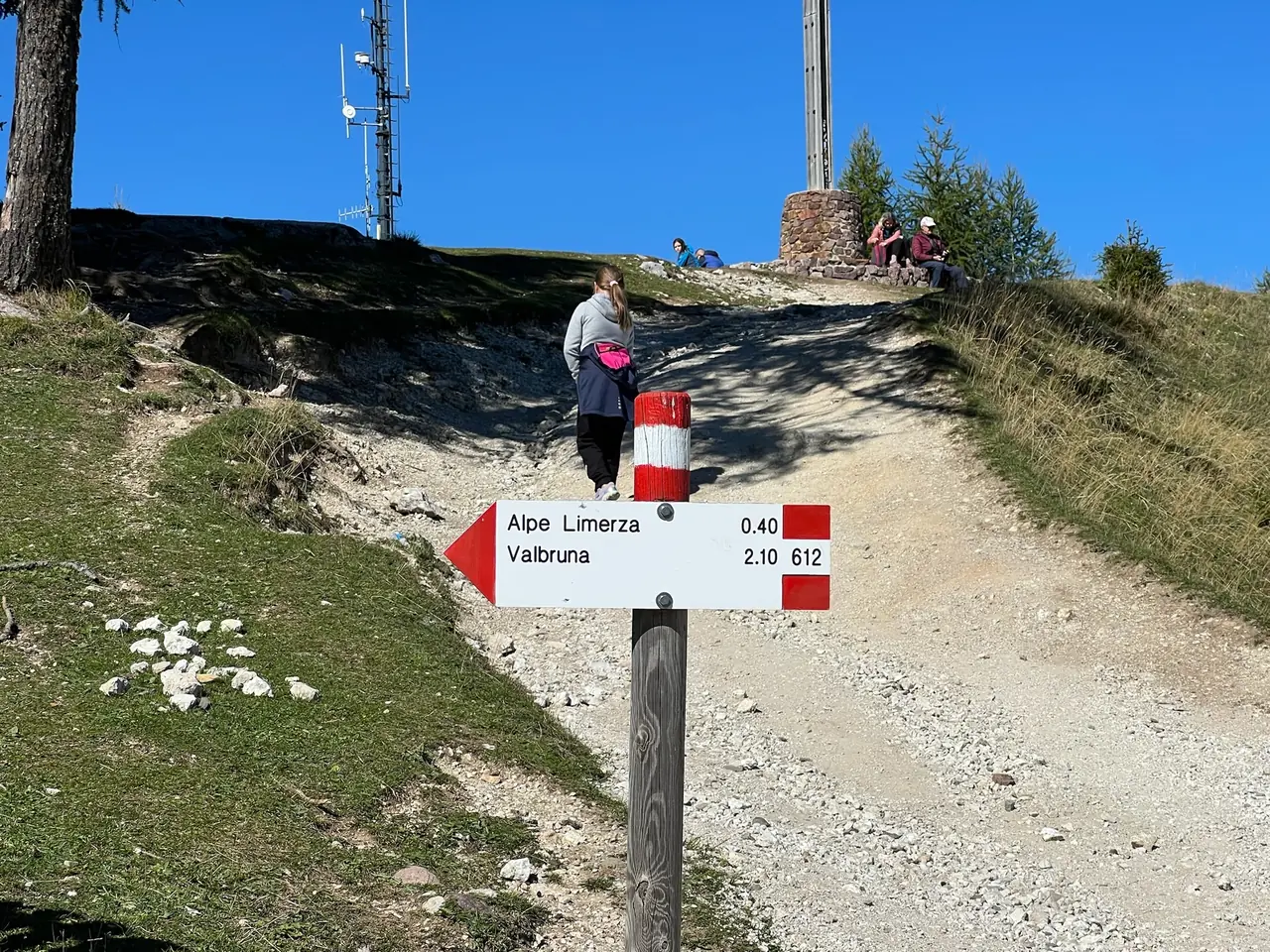 Turistický rozcestník na Monte Lussari: Alpe Limerza 0:40, Valbruna 2:10, trasa 612