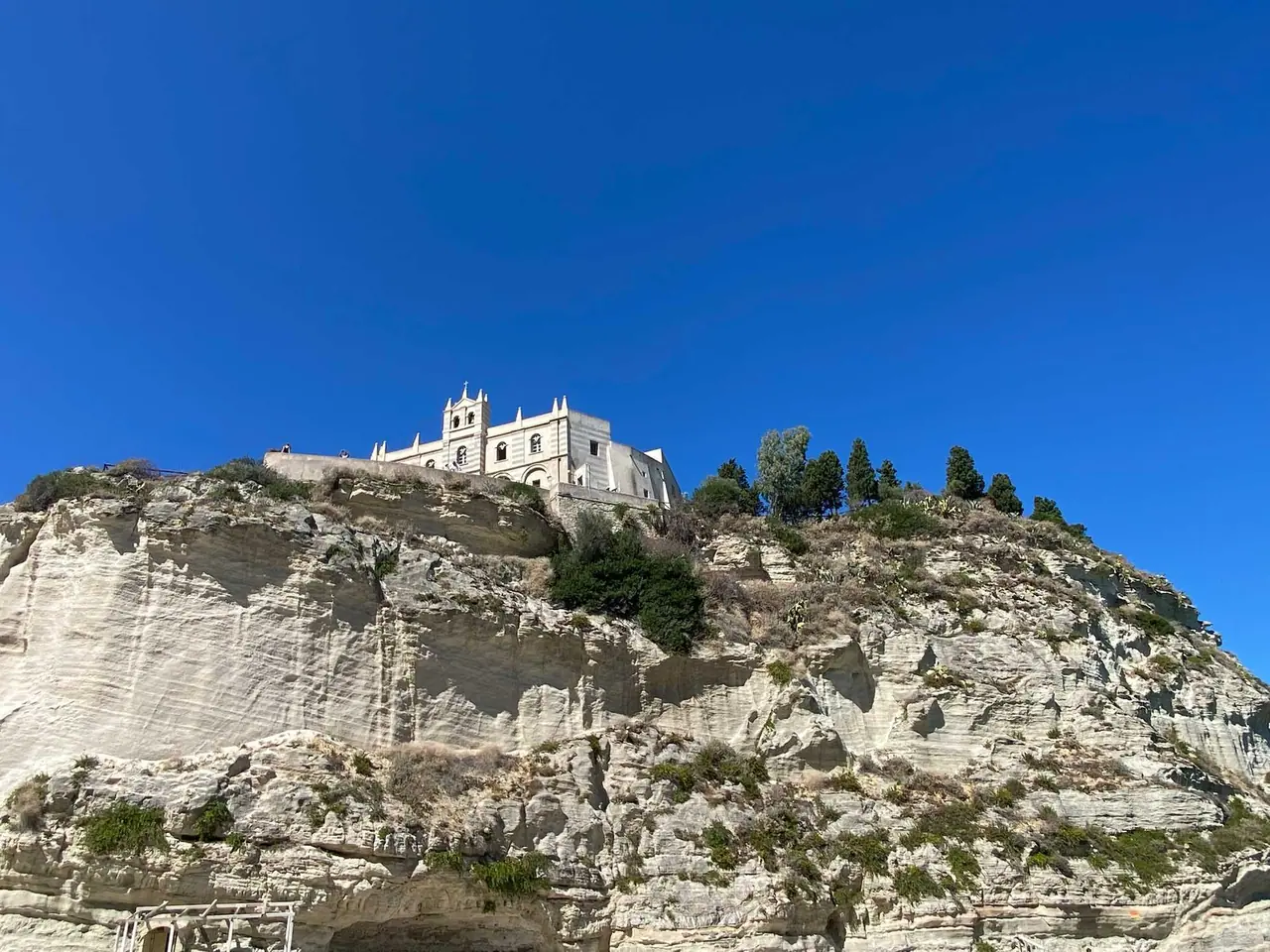 Svatyně Santa Maria dell'Isola na pískovcové skále nad mořem v Tropei