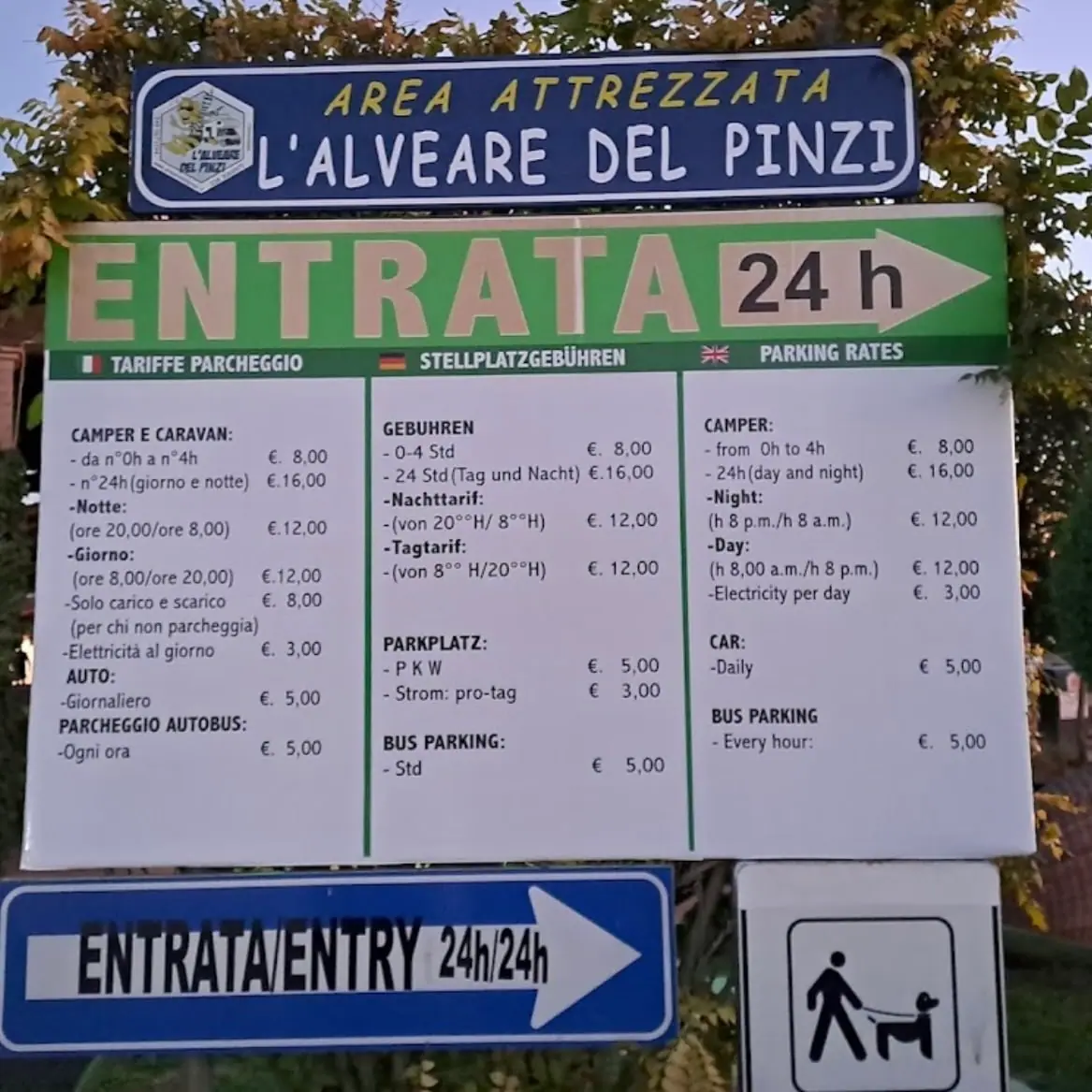 Ceník parkování v areálu L'Alveare del Pinzi u Saturnie, vjezd 24 hodin