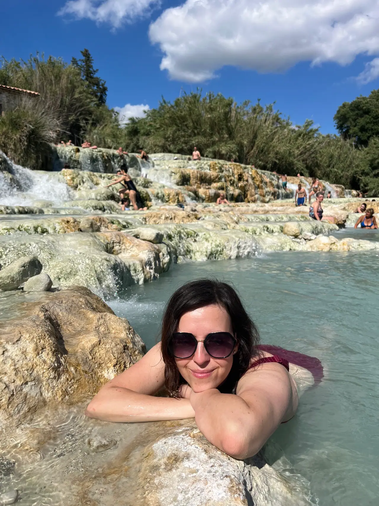 Monika odpočívá v teplé vodě termálních bazénků Cascate del Mulino