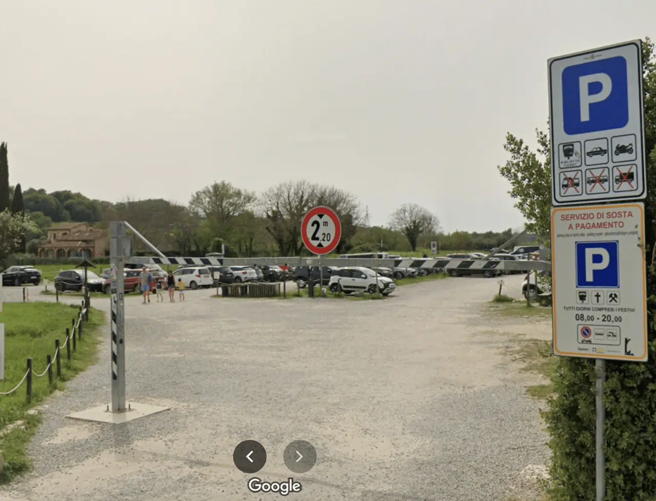 Parkoviště u Cascate del Mulino se značkou omezení 2,5 m a ceníkem parkování