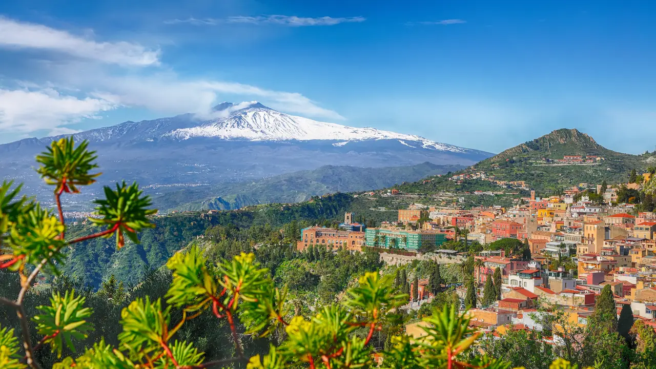 Taormina na Sicílii a zasněžená sopka Etna v pozadí
