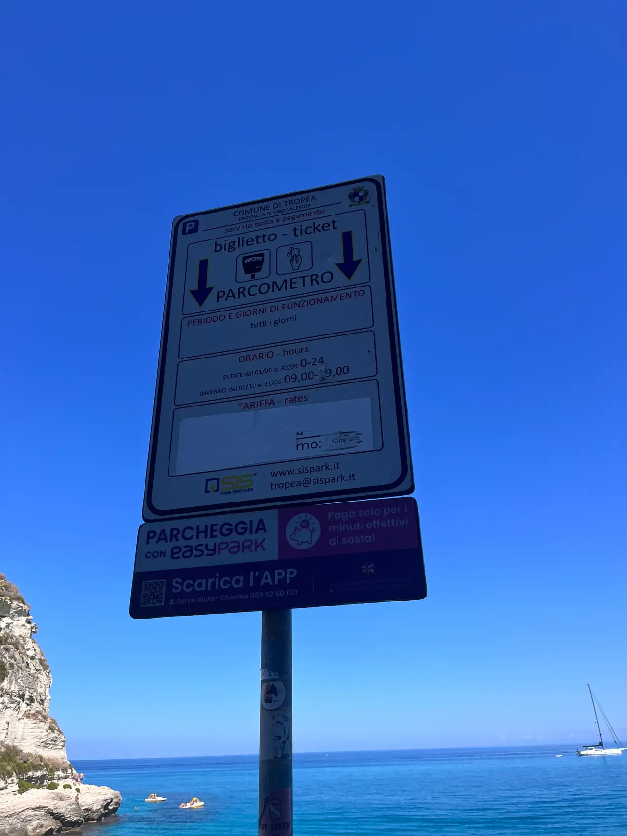 Cedule placeného parkování obce Tropea u pláže: placení v automatu nebo přes EasyPark, v létě nonstop