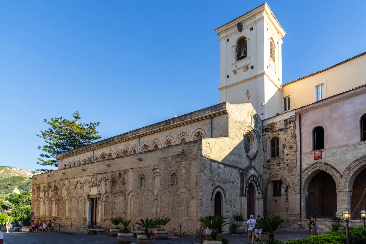 Normanská katedrála Maria Santissima di Romania se zvonicí v Tropei
