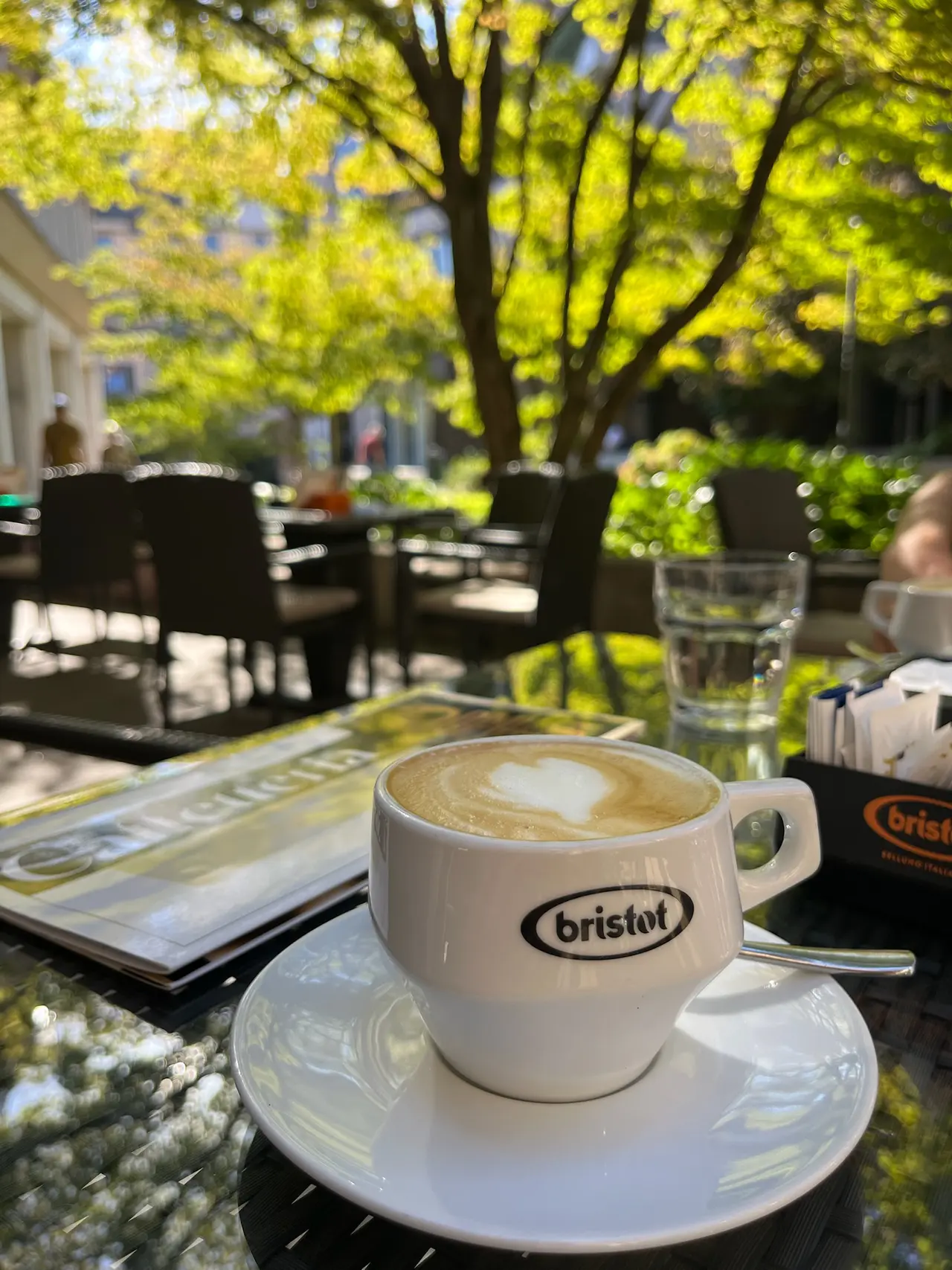 Cappuccino na zahrádce kavárny v centru Udine odpoledne