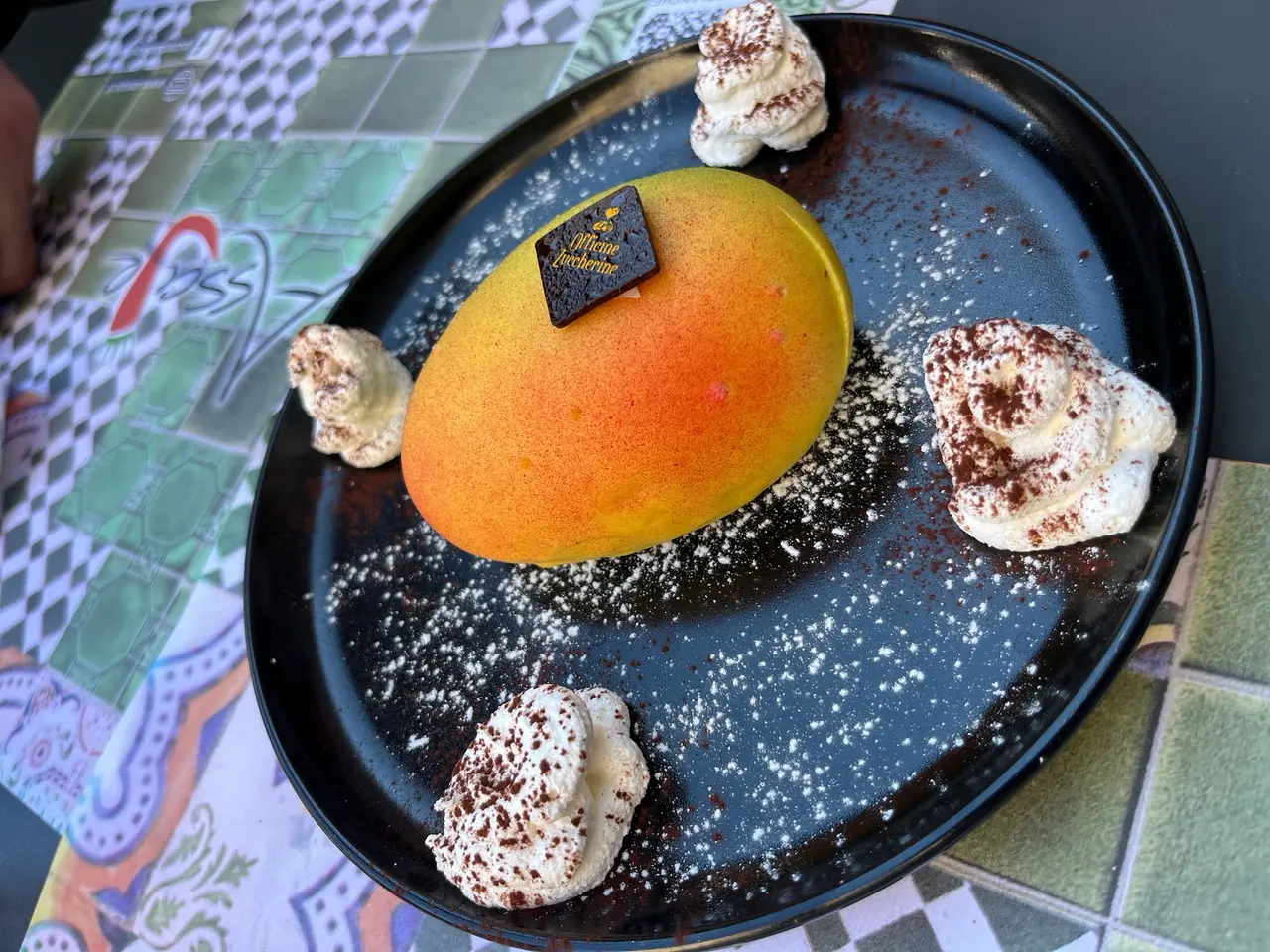 Dezert ve tvaru manga se šlehačkou v restauraci v Udine